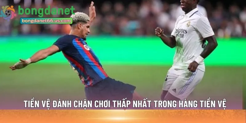 Tiền vệ đánh chặn chơi thấp nhất 